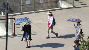 SICAKTAN BUNALANLAR ŞEMSİYELERE SIĞINDI