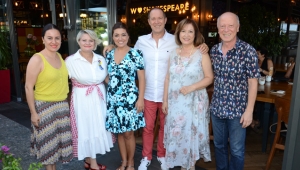 DÜNYA KADINLAR KOROSU PASTA KESTİ