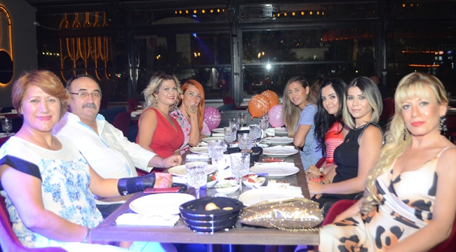 DOSTLARLA YENİ YAŞ KUTLAMASI