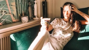 HANDE SORAL GÜNEŞLENMEYİ İHMAL ETMİYOR