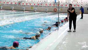 KADINLAR, HAVUZDA JİMNASTİKLE FORMA GİRİYOR