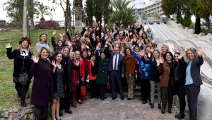 KADINLAR GÜNÜ'NDE 'MOR ŞEMSİYELİ' YÜRÜYÜŞ