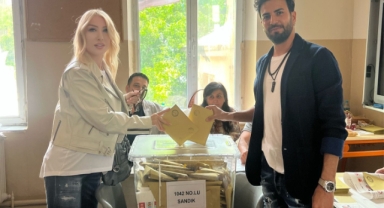 SEDA SAYAN OKULA EŞİYLE GELDİ 