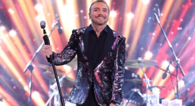 CENK EREN YENİ YILA SEVENLERİYLE BİRLİKTE GİRDİ