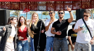 Erasmuslu gençlerden mini konser