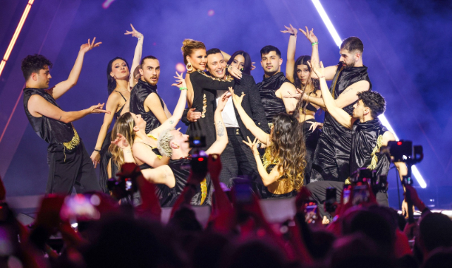 Gülben Ergen ve Mustafa Sandal’dan sahnede sürpriz düet