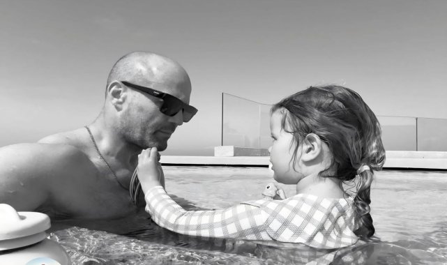 İngiliz oyuncu Jason Statham'dan sonsuzluk havuzunda poz