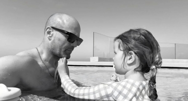 İngiliz oyuncu Jason Statham'dan sonsuzluk havuzunda poz