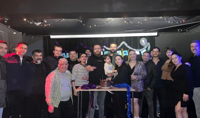 Mert Ozan Düz'e tiyatro sahnesinde doğum günü